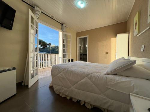 Double Room with Balcony image 6