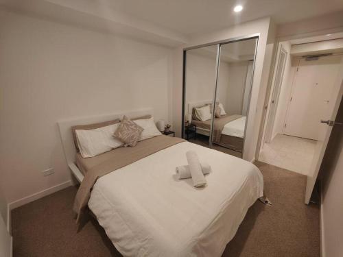 Guestroom, Modern 1-bedroom unit in Dickson in Dickson