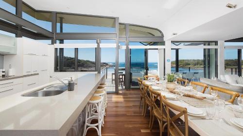 Sails on the Beachfront - Exclusive Seaside Home in วันไมล์บีช
