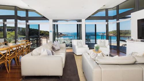 Sails on the Beachfront - Exclusive Seaside Home in วันไมล์บีช
