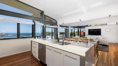 Sails on the Beachfront - Exclusive Seaside Home in วันไมล์บีช