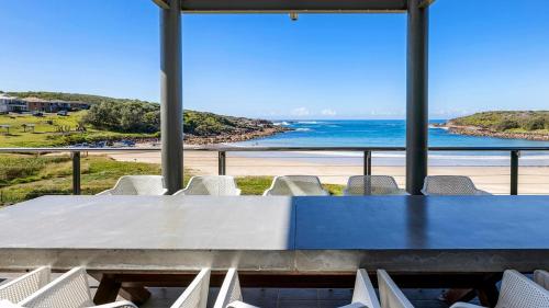 Sails on the Beachfront - Exclusive Seaside Home in วันไมล์บีช