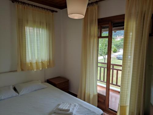 Bright, Beachfront Apartment with free parking and garden, Vourvourou (fotografie 10)
