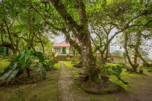 Kert, Niebli Historical Farm and Lodge at Pululahua Volcano in Tumbaco