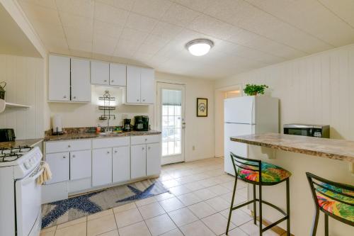 Beautiful Rockport Townhome - Walk to Aransas Bay! in Rockport, USA