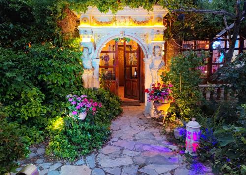 Refugio madera estilo árabe con estatuas, estanques y un pequeño zoo