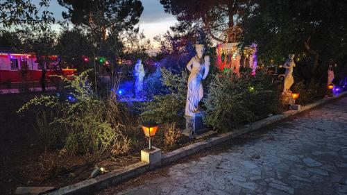 Refugio madera estilo árabe con estatuas, estanques y un pequeño zoo