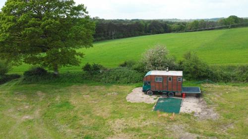 Cosy Vintage Bedford Stay With Views Over Ardingly Reservoir in Balcombe