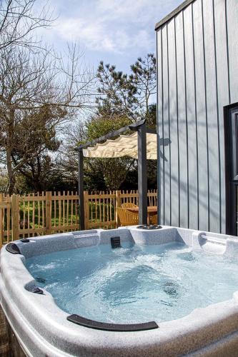 Pet friendly Gold Hot Tub Chalet 2 Bed