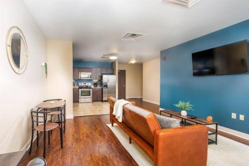 Sweeping Stadium Views 24-7 Valet Gym Lounge Roku in Pittsburgh, USA