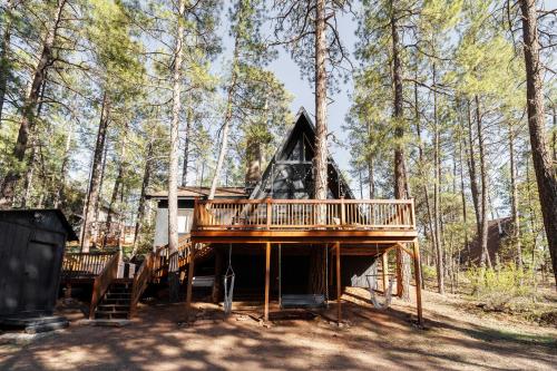 B&B Pine - Charming Cabin in Pine with Fire Pit and Hot Tub! - Bed and Breakfast Pine