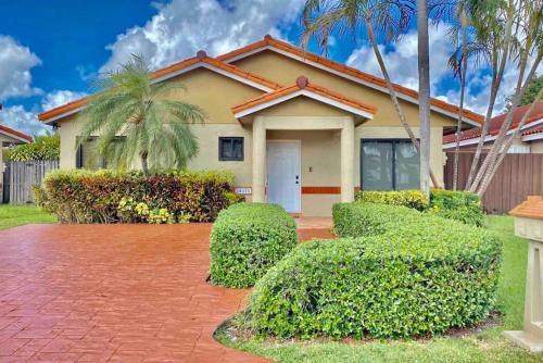 Tropical Oasis home w Community Pool great area