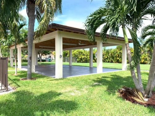 Tropical Oasis home w Community Pool great area in Sunset