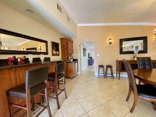 Tropical Oasis home w Community Pool great area in Sunset