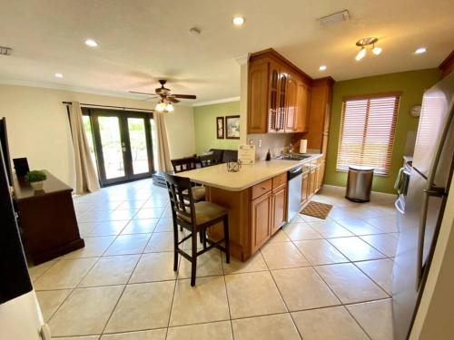Tropical Oasis home w Community Pool great area in Sunset