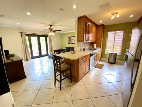 Tropical Oasis home w Community Pool great area