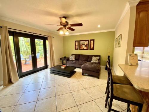 Tropical Oasis home w Community Pool great area