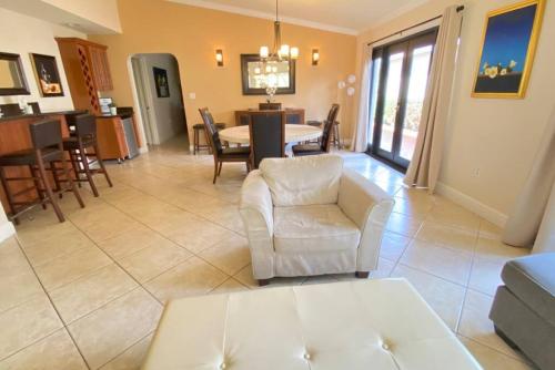 Tropical Oasis home w Community Pool great area in Sunset