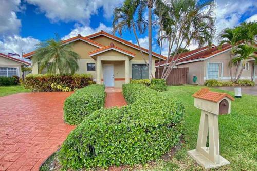 Tropical Oasis home w Community Pool great area