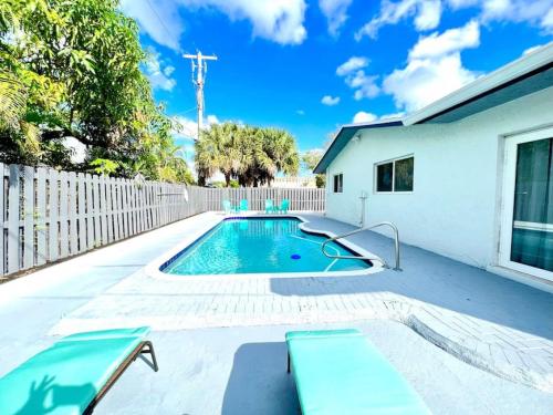 Fun Pool Home with ping pong near Beaches and Airport