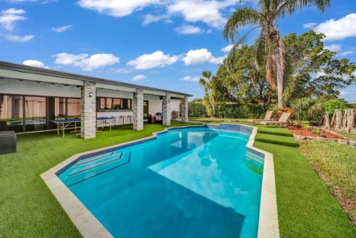 Modern Lux Pool Home Upscale, Spacious and Comfy