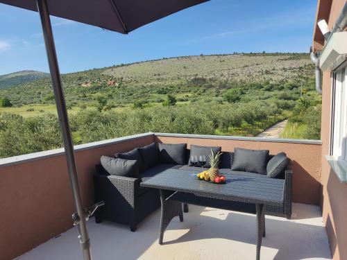 Holiday House Mablo with pool & jacuzzi in Dubrava kod Sibenika