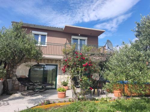 Holiday House Mablo with pool & jacuzzi in Dubrava kod Sibenika