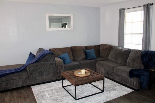 . 3 bdrm w basketball court & fire pit-Travel worker