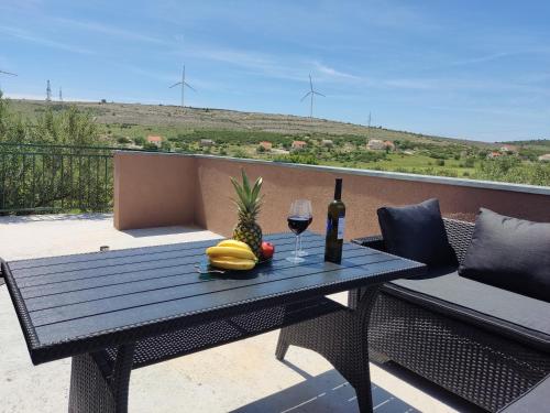 Holiday House Mablo with pool & jacuzzi in Dubrava kod Sibenika