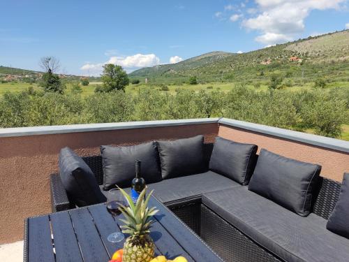 Holiday House Mablo with pool & jacuzzi in Dubrava kod Sibenika