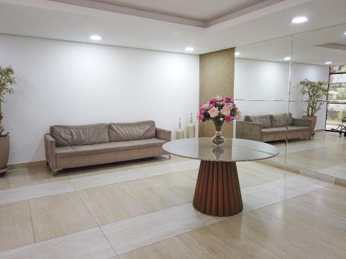 Lobby, 100m Praia Pitangueiras 3Q com Ar Churrasqueira 2 Vagas LP20 in Pitangueiras