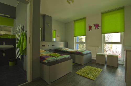 Twin Room image 6