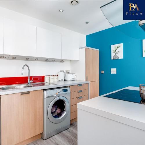 Pluxa Vivid Veranda Beautiful City Centre Apartment with free parking, Бирмингем (фото 9)