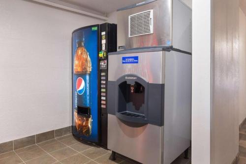 Regal 8 Inn & Suites Regal 8 Inn & Suites