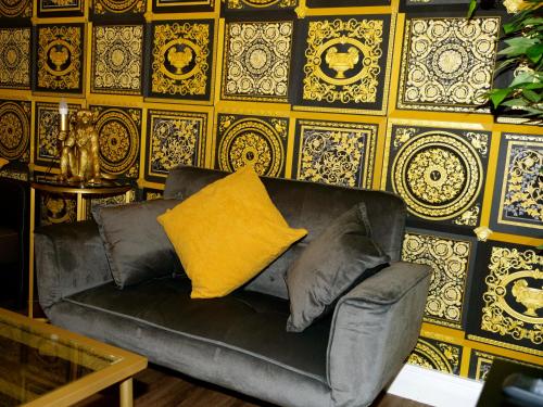 Ultra Deluxe Versace Apartment Near Sheffield FULL SKY TV