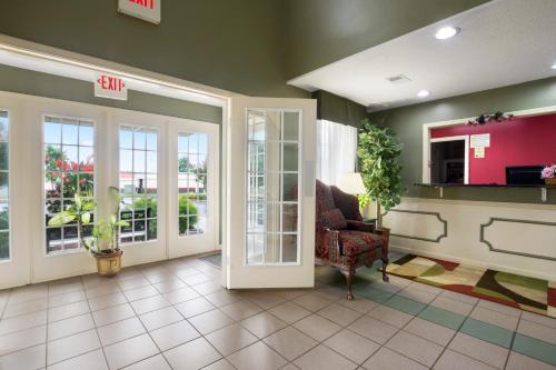 ล็อบบี้, ซูเปอร์ 8 บาย วินด์แฮม การ์เนอร์/เคลย์ตัน/รอเลห์ (Super 8 By Wyndham Garner/Clayton/Raleigh) in การ์เนอร์ (NC)