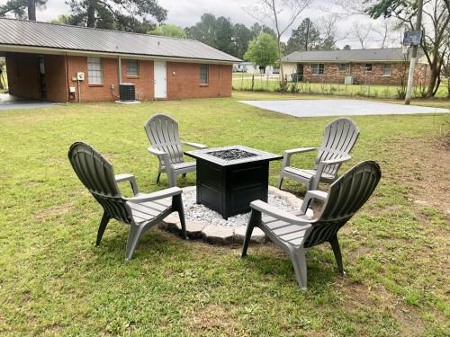 3 bdrm w basketball court & fire pit-Travel worker