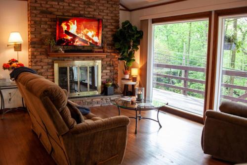 Modern Cabin With Hot Tub Grill Lake Beach Wineries Hiking Fishing And Hershey Park Family And Pet Friendly Superhosts On AB&B