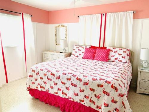 TICKLED PINK COTTAGE—NO Busy Roads to Cross to Get to the Beach!