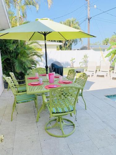 TICKLED PINK COTTAGE—NO Busy Roads to Cross to Get to the Beach!