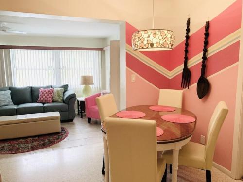 TICKLED PINK COTTAGE—NO Busy Roads to Cross to Get to the Beach!