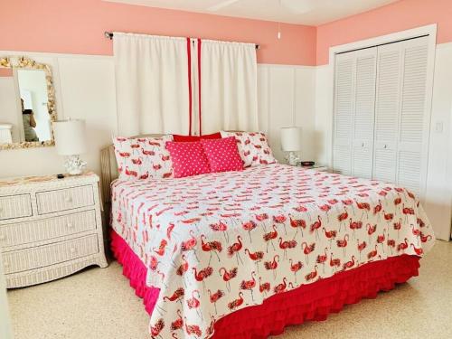 TICKLED PINK COTTAGE—NO Busy Roads to Cross to Get to the Beach!