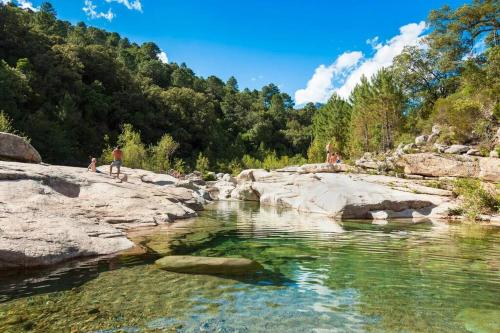 Charmant Studio climatisé et tout équipé, proche mer et montagne