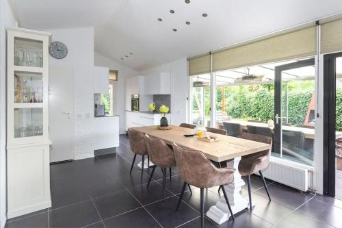 Bungalow near beach with large private garden - not for companies