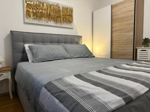 1 queen bed, 1 twin bed, 1 sofa bed