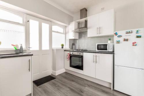 Memory Lane - beautifully renovated house close to motorway networks in Pemberton