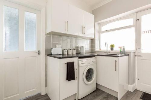 Memory Lane - beautifully renovated house close to motorway networks in Pemberton