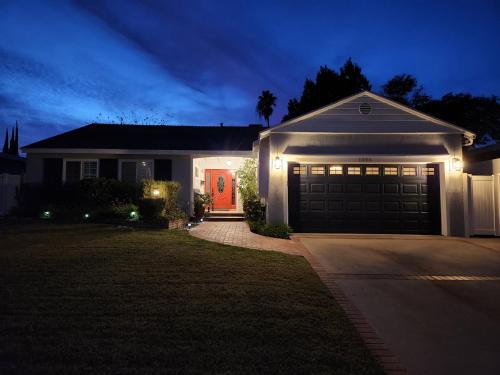 Vista exterior, 4 BR Encino Home w/ Amazing Yard, Near Everything in Encino