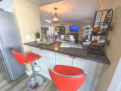 cuina, 4 BR Encino Home w/ Amazing Yard, Near Everything in Encino