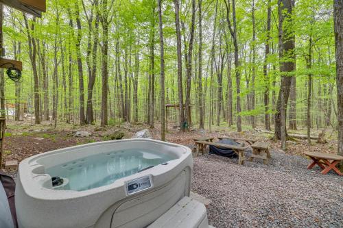 Pocono Lake Retreat with Hot Tub and Resort Amenities! in Pocono Lake, USA
